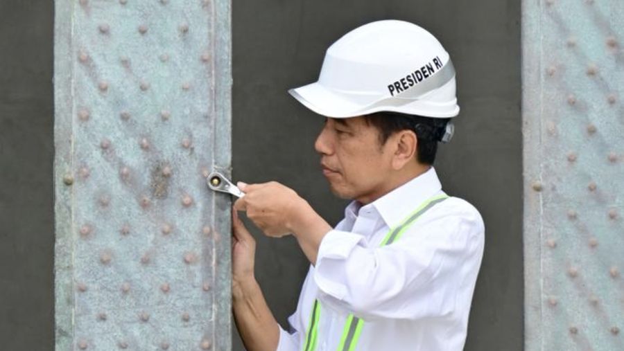 Presiden Joko Widodo mengunjungi lokasi pembangunan kantor presiden di Ibu Kota Nusantara (IKN), Kalimantan Timur, Jumat (22/9/2023). (Tangkapan Layar x/@Jokowi)