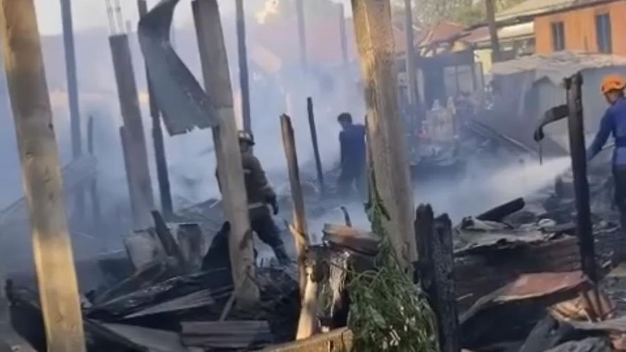 Kebakaran di Maros, Sulsel menghaguskan 10 rumah.