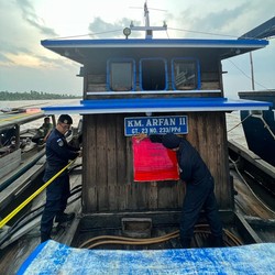 Top! KKP Tangkap 3 Kapal Maling Pasir Laut RI di Pulau Rupat