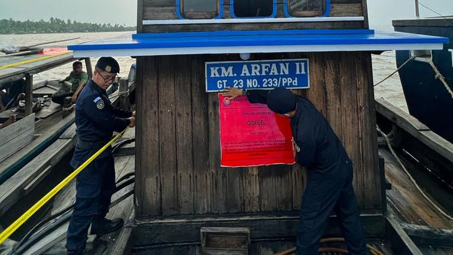 KKP hentikan aksi eksploitasi pasir laut tak berizin di Pulau Rupat. (Dok: PSDKP KKP)