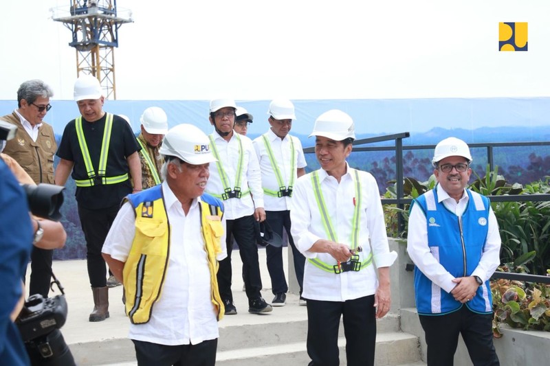 Menteri Pekerjaan Umum dan Perumahan Rakyat (PUPR) Basuki Hadimuljono mendampingi Presiden Jokowi meninjau pembangungan gedung kantor presiden pada kawasan istana kepresidenan di Ibu Kota Negara (IKN) Nusantara, Jumat (22/09/2023). (Biro Pers Kementerian PUPR)
