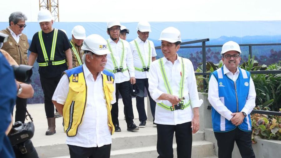 Menteri Pekerjaan Umum dan Perumahan Rakyat (PUPR) Basuki Hadimuljono mendampingi Presiden Jokowi meninjau pembangungan gedung kantor presiden pada kawasan istana kepresidenan di Ibu Kota Negara (IKN) Nusantara, Jumat (22/09/2023). (Biro Pers Kementerian PUPR)