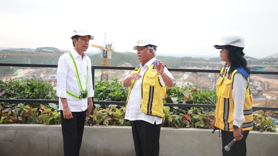 Menteri Pekerjaan Umum dan Perumahan Rakyat (PUPR) Basuki Hadimuljono mendampingi Presiden Jokowi meninjau pembangungan gedung kantor presiden pada kawasan istana kepresidenan di Ibu Kota Negara (IKN) Nusantara, Jumat (22/09/2023). (Biro Pers Kementerian PUPR)