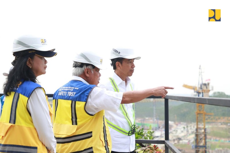 Menteri Pekerjaan Umum dan Perumahan Rakyat (PUPR) Basuki Hadimuljono mendampingi Presiden Jokowi meninjau pembangungan gedung kantor presiden pada kawasan istana kepresidenan di Ibu Kota Negara (IKN) Nusantara, Jumat (22/09/2023). (Biro Pers Kementerian PUPR)