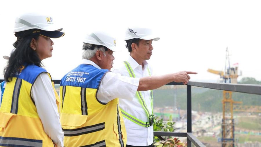 Menteri Pekerjaan Umum dan Perumahan Rakyat (PUPR) Basuki Hadimuljono mendampingi Presiden Jokowi meninjau pembangungan gedung kantor presiden pada kawasan istana kepresidenan di Ibu Kota Negara (IKN) Nusantara, Jumat (22/09/2023). (Biro Pers Kementerian PUPR)