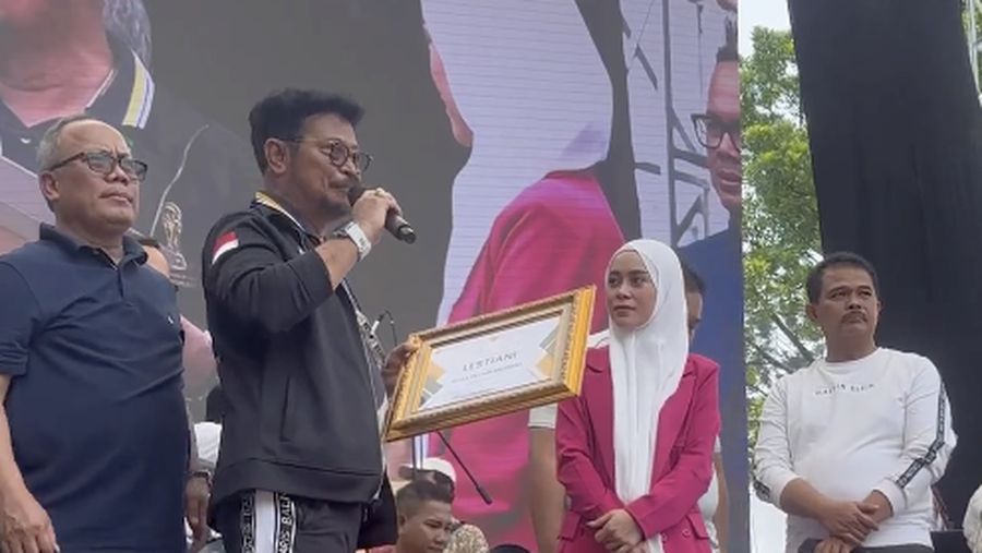 Menteri Pertanian Syahrul Yasin Limpo (kiri) dan Lesti Kejora (kanan) mendukung upaya Kementan dalam memperkuat pembangunan pertanian di Indonesia. (Tangkapan layar Instagram @kementerianpertanian)