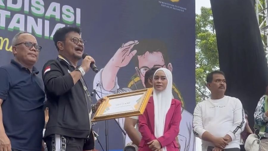 Menteri Pertanian Syahrul Yasin Limpo (kiri) dan Lesti Kejora (kanan) mendukung upaya Kementan dalam memperkuat pembangunan pertanian di Indonesia. (Tangkapan layar Instagram @kementerianpertanian)