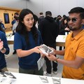 Sosok Pembeli iPhone 15 Pertama di Dunia, Rela Diguyur Hujan