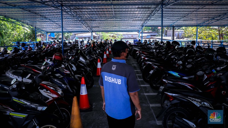 Pengendara memarkirkan sepeda motor di Park and Ride Terminal Kampung Rambutan, Jakarta, Jumat (22/9/2023). (CNBC Indonesia/Faisal Rahman) Pengendara memarkirkan sepeda motor di Park and Ride Terminal Kampung Rambutan, Jakarta, Jumat (22/9/2023). (CNBC Indonesia/Faisal Rahman)