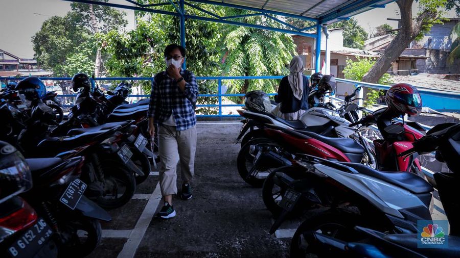 Pengendara memarkirkan sepeda motor di Park and Ride Terminal Kampung Rambutan, Jakarta, Jumat (22/9/2023). (CNBC Indonesia/Faisal Rahman)