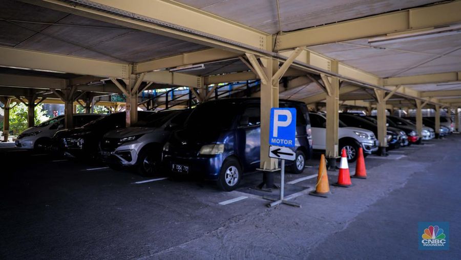 Pengendara memarkirkan sepeda motor di Park and Ride Terminal Kampung Rambutan, Jakarta, Jumat (22/9/2023). (CNBC Indonesia/Faisal Rahman)