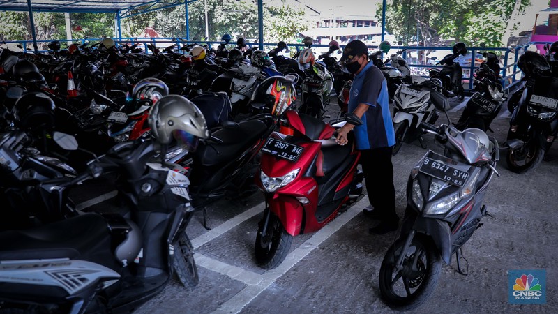 Pengendara memarkirkan sepeda motor di Park and Ride Terminal Kampung Rambutan, Jakarta, Jumat (22/9/2023). (CNBC Indonesia/Faisal Rahman) Pengendara memarkirkan sepeda motor di Park and Ride Terminal Kampung Rambutan, Jakarta, Jumat (22/9/2023). (CNBC Indonesia/Faisal Rahman)