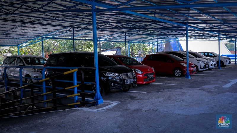 Pengendara memarkirkan sepeda motor di Park and Ride Terminal Kampung Rambutan, Jakarta, Jumat (22/9/2023). (CNBC Indonesia/Faisal Rahman) Pengendara memarkirkan sepeda motor di Park and Ride Terminal Kampung Rambutan, Jakarta, Jumat (22/9/2023). (CNBC Indonesia/Faisal Rahman)