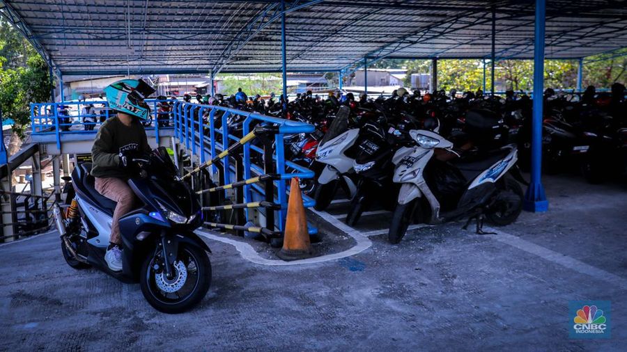 Pengendara memarkirkan sepeda motor di Park and Ride Terminal Kampung Rambutan, Jakarta, Jumat (22/9/2023). (CNBC Indonesia/Faisal Rahman)