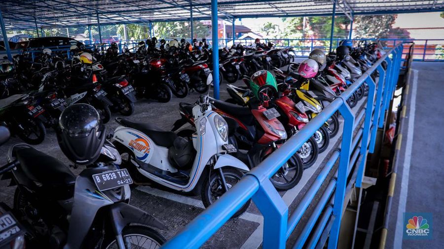 Pengendara memarkirkan sepeda motor di Park and Ride Terminal Kampung Rambutan, Jakarta, Jumat (22/9/2023). (CNBC Indonesia/Faisal Rahman)