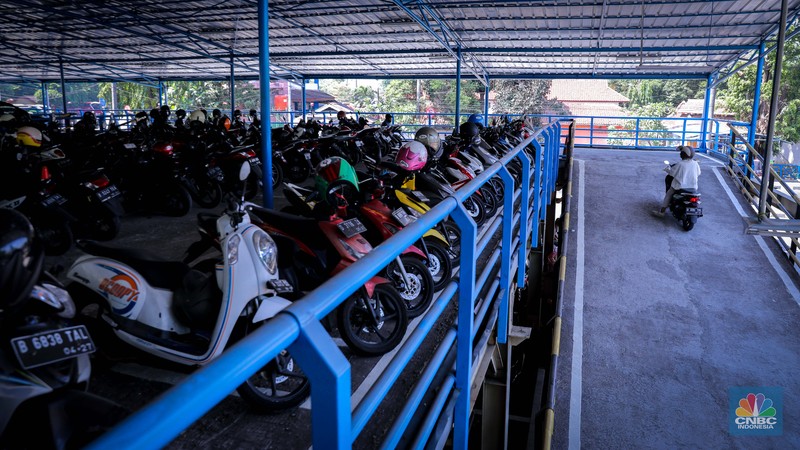 Pengendara memarkirkan sepeda motor di Park and Ride Terminal Kampung Rambutan, Jakarta, Jumat (22/9/2023). (CNBC Indonesia/Faisal Rahman)