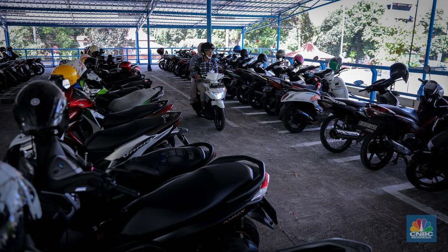 Pengendara memarkirkan sepeda motor di Park and Ride Terminal Kampung Rambutan, Jakarta, Jumat (22/9/2023). (CNBC Indonesia/Faisal Rahman)