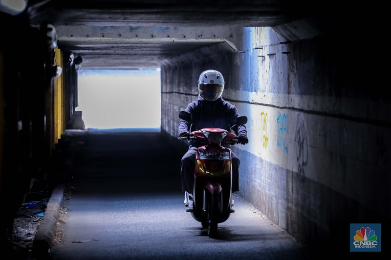 Pengendara sepeda motor melintasi terowongan Ceger, Jakarta, Jumat (22/9/2023). Terowongan itu merupakan akses jalan alternatif penghubung antara Jalan Manunggal III dan Bungur, yang terletak di dua kecamatan yakni Ciracas dan Cipayung, Jakarta Timur. (CNBC Indonesia/Faisal Rahman) Pengendara sepeda motor melintasi terowongan Ceger, Jakarta, Jumat (22/9/2023). Terowongan itu merupakan akses jalan alternatif penghubung antara Jalan Manunggal III dan Bungur, yang terletak di dua kecamatan yakni Ciracas dan Cipayung, Jakarta Timur. (CNBC Indonesia/Faisal Rahman)