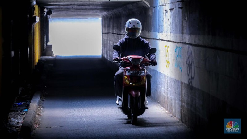 Pengendara sepeda motor melintasi terowongan Ceger, Jakarta, Jumat (22/9/2023). Terowongan itu merupakan akses jalan alternatif penghubung antara Jalan Manunggal III dan Bungur, yang terletak di dua kecamatan yakni Ciracas dan Cipayung, Jakarta Timur. (CNBC Indonesia/Faisal Rahman)