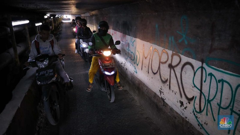 Pengendara sepeda motor melintasi terowongan Ceger, Jakarta, Jumat (22/9/2023). Terowongan itu merupakan akses jalan alternatif penghubung antara Jalan Manunggal III dan Bungur, yang terletak di dua kecamatan yakni Ciracas dan Cipayung, Jakarta Timur. (CNBC Indonesia/Faisal Rahman)
