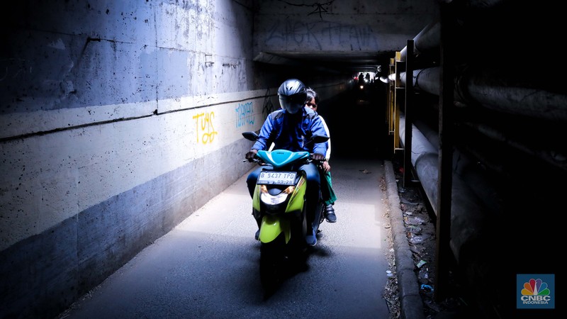Pengendara sepeda motor melintasi terowongan Ceger, Jakarta, Jumat (22/9/2023). Terowongan itu merupakan akses jalan alternatif penghubung antara Jalan Manunggal III dan Bungur, yang terletak di dua kecamatan yakni Ciracas dan Cipayung, Jakarta Timur. (CNBC Indonesia/Faisal Rahman) Pengendara sepeda motor melintasi terowongan Ceger, Jakarta, Jumat (22/9/2023). Terowongan itu merupakan akses jalan alternatif penghubung antara Jalan Manunggal III dan Bungur, yang terletak di dua kecamatan yakni Ciracas dan Cipayung, Jakarta Timur. (CNBC Indonesia/Faisal Rahman)