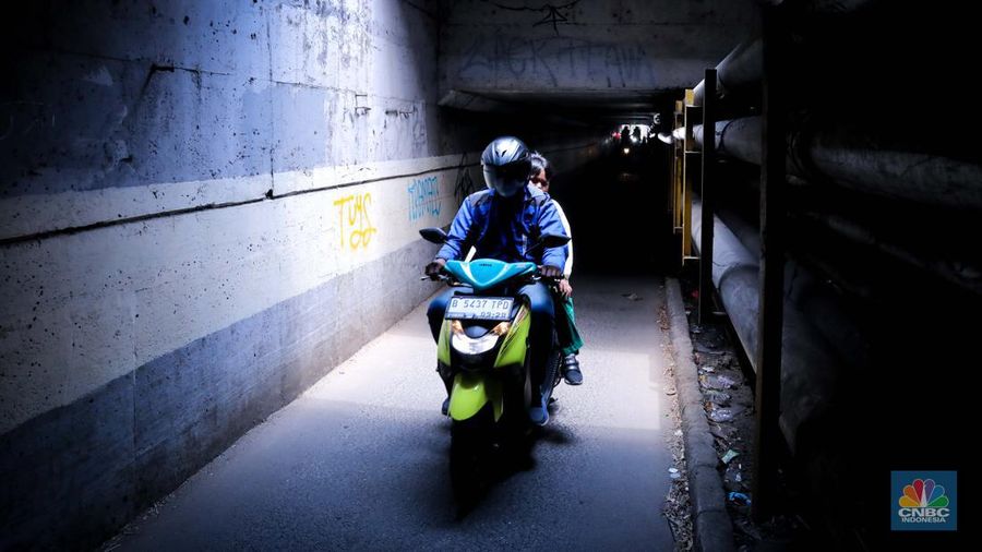 Pengendara sepeda motor melintasi terowongan Ceger, Jakarta, Jumat (22/9/2023). Terowongan itu merupakan akses jalan alternatif penghubung antara Jalan Manunggal III dan Bungur, yang terletak di dua kecamatan yakni Ciracas dan Cipayung, Jakarta Timur. (CNBC Indonesia/Faisal Rahman)
