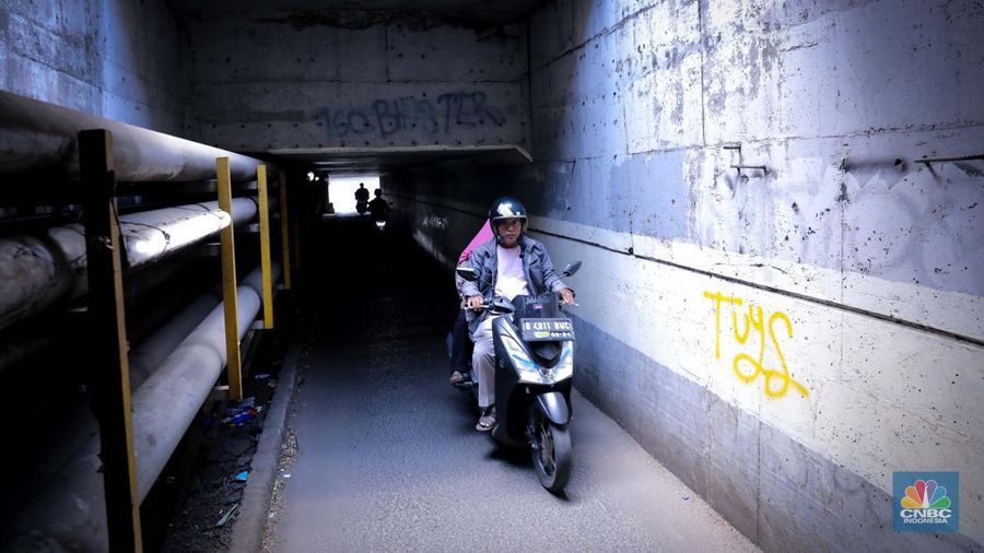 Pengendara sepeda motor melintasi terowongan Ceger, Jakarta, Jumat (22/9/2023). Terowongan itu merupakan akses jalan alternatif penghubung antara Jalan Manunggal III dan Bungur, yang terletak di dua kecamatan yakni Ciracas dan Cipayung, Jakarta Timur. (CNBC Indonesia/Faisal Rahman)