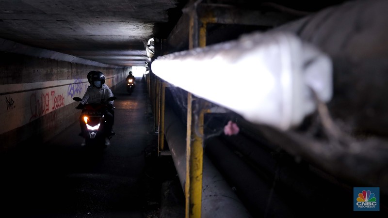 Pengendara sepeda motor melintasi terowongan Ceger, Jakarta, Jumat (22/9/2023). Terowongan itu merupakan akses jalan alternatif penghubung antara Jalan Manunggal III dan Bungur, yang terletak di dua kecamatan yakni Ciracas dan Cipayung, Jakarta Timur. (CNBC Indonesia/Faisal Rahman) Pengendara sepeda motor melintasi terowongan Ceger, Jakarta, Jumat (22/9/2023). Terowongan itu merupakan akses jalan alternatif penghubung antara Jalan Manunggal III dan Bungur, yang terletak di dua kecamatan yakni Ciracas dan Cipayung, Jakarta Timur. (CNBC Indonesia/Faisal Rahman)