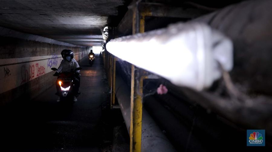 Pengendara sepeda motor melintasi terowongan Ceger, Jakarta, Jumat (22/9/2023). Terowongan itu merupakan akses jalan alternatif penghubung antara Jalan Manunggal III dan Bungur, yang terletak di dua kecamatan yakni Ciracas dan Cipayung, Jakarta Timur. (CNBC Indonesia/Faisal Rahman)