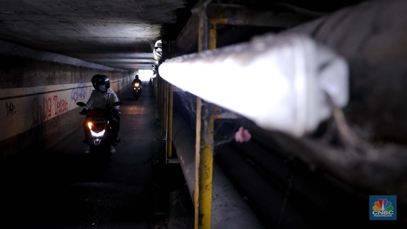Pengendara sepeda motor melintasi terowongan Ceger, Jakarta, Jumat (22/9/2023). Terowongan itu merupakan akses jalan alternatif penghubung antara Jalan Manunggal III dan Bungur, yang terletak di dua kecamatan yakni Ciracas dan Cipayung, Jakarta Timur. (CNBC Indonesia/Faisal Rahman)