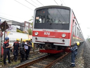 Kecelakaan Truk Vs KA di Stasiun Tangerang-Batu Ceper, Perjalanan Terganggu