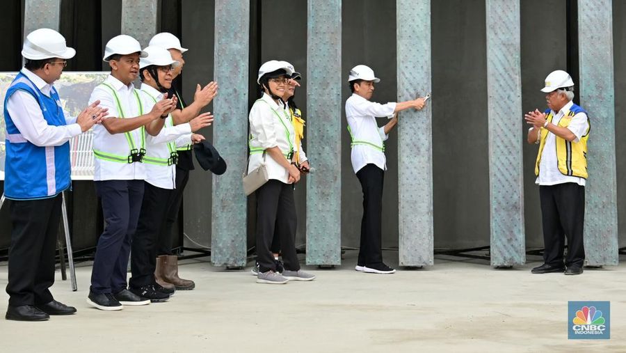 Presiden Joko Widodo mengunjungi lokasi pembangunan kantor presiden di Ibu Kota Nusantara (IKN), Kalimantan Timur, Jumat (22/9/2023). (CNBC Indonesia/Emir Yanwhardhana)