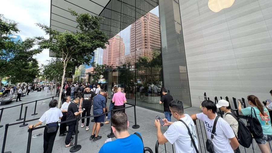 Suasana penjualan perdana iPhone 15 di Singapura
