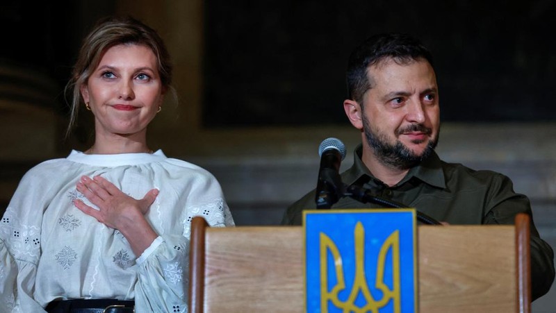 President of Ukraine Volodymyr Zelenskiy thanks Americans for their support of Ukraine in the war with Russia, alongside his wife Olena Zelenska, during a speech at the National Archives in Washington, U.S., September 21, 2023. REUTERS/Evelyn Hockstein
