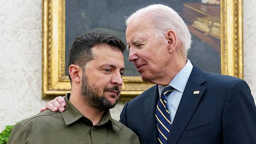 Ukrainian President Volodymyr Zelenskiy is embraced by U.S. President Joe Biden in the Oval Office of the White House in Washington, September 21, 2023. REUTERS/Kevin Lamarque     TPX IMAGES OF THE DAY