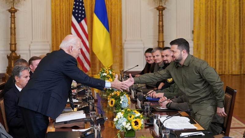 President of Ukraine Volodymyr Zelenskiy thanks Americans for their support of Ukraine in the war with Russia, alongside his wife Olena Zelenska, during a speech at the National Archives in Washington, U.S., September 21, 2023. REUTERS/Evelyn Hockstein