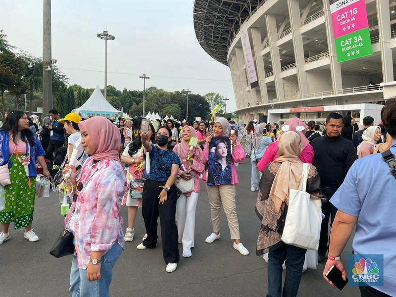Penggemar K-Pop atau musik Korea memadati kawasan Stadion Utama Gelora Bung Karno (SUGBK), Senayan Jakarta, Sabtu (23/9/2023). (CNBC Indonesia/Shania Alatas)