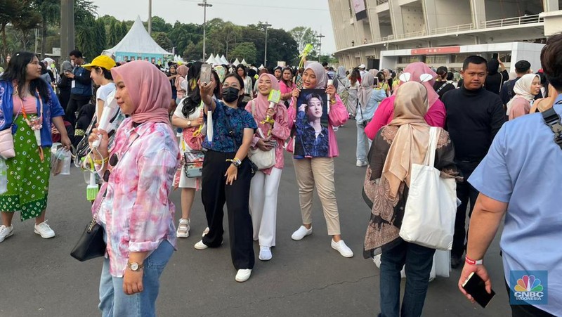 Penggemar K-Pop atau musik Korea memadati kawasan Stadion Utama Gelora Bung Karno (SUGBK), Senayan Jakarta, Sabtu (23/9/2023). (CNBC Indonesia/Shania Alatas)