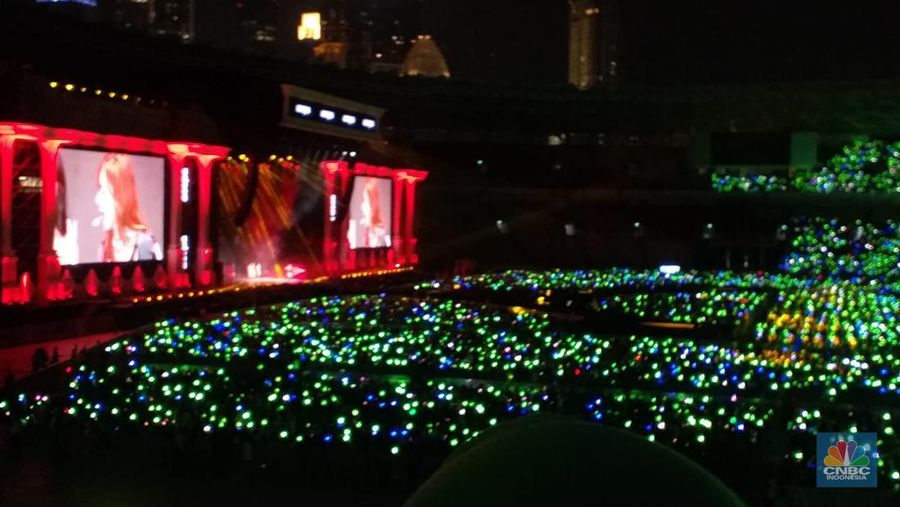 Idol Grup Aesa tampil membuka SMTOWN LIVE 2023 SMCU Palace di Stadion Utama Gelora Bung Karno (SUGBK), Senayan Jakarta, Sabtu (23/9/2023). (CNBC Indonesia/Damiana)