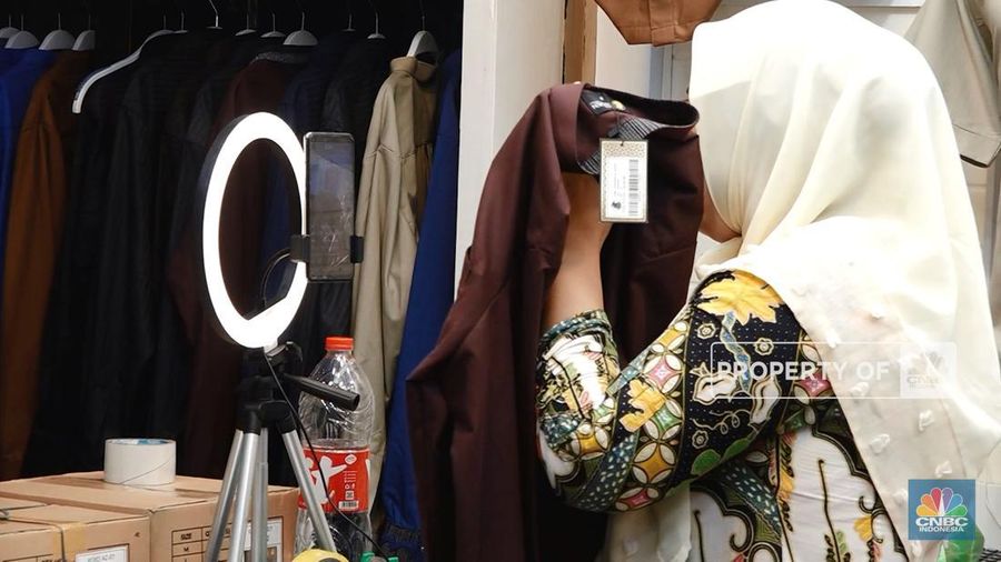 Presiden Joko Widodo (Jokowi) menegaskan bahwa pemerintah melalui Kementrian Perdagangan telah menyiapkan aturan untuk mengendalikan perdagangan elektronik atau e-commerce.