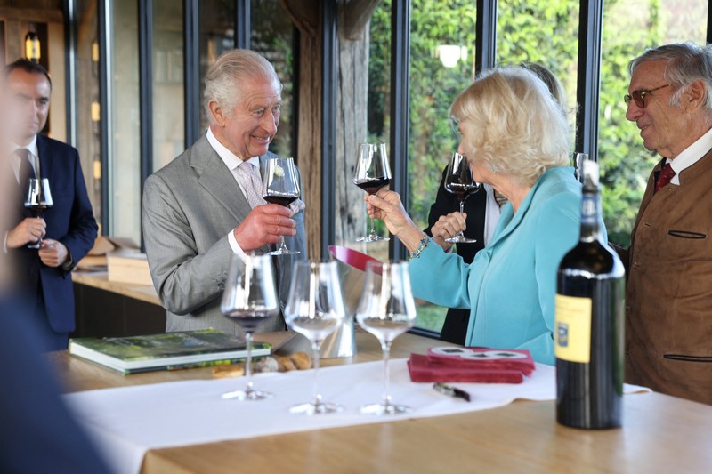 Kunjungan Ratu Camillia ke pabrik anggur 'chateaux' di Bordeaux, Rancis, Jumat (22/9/2023). (CHRISTOPHE ARCHAMBAULT/Pool via REUTERS) Kunjungan Ratu Camillia ke pabrik anggur 'chateaux' di Bordeaux, Rancis, Jumat (22/9/2023). (CHRISTOPHE ARCHAMBAULT/Pool via REUTERS)