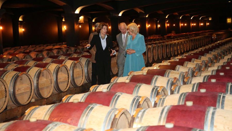 Kunjungan Ratu Camillia ke pabrik anggur 'chateaux' di Bordeaux, Rancis, Jumat (22/9/2023). (CHRISTOPHE ARCHAMBAULT/Pool via REUTERS)