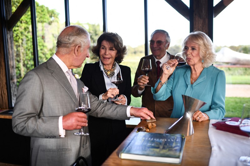 Kunjungan Ratu Camillia ke pabrik anggur 'chateaux' di Bordeaux, Rancis, Jumat (22/9/2023). (CHRISTOPHE ARCHAMBAULT/Pool via REUTERS) Kunjungan Ratu Camillia ke pabrik anggur 'chateaux' di Bordeaux, Rancis, Jumat (22/9/2023). (CHRISTOPHE ARCHAMBAULT/Pool via REUTERS)