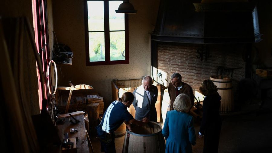 Kunjungan Ratu Camillia ke pabrik anggur 'chateaux' di Bordeaux, Rancis, Jumat (22/9/2023). (CHRISTOPHE ARCHAMBAULT/Pool via REUTERS)