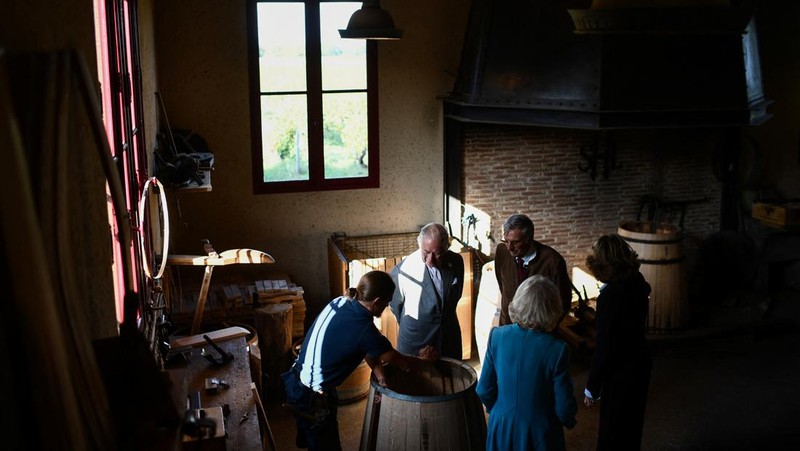 Kunjungan Ratu Camillia ke pabrik anggur 'chateaux' di Bordeaux, Rancis, Jumat (22/9/2023). (CHRISTOPHE ARCHAMBAULT/Pool via REUTERS)