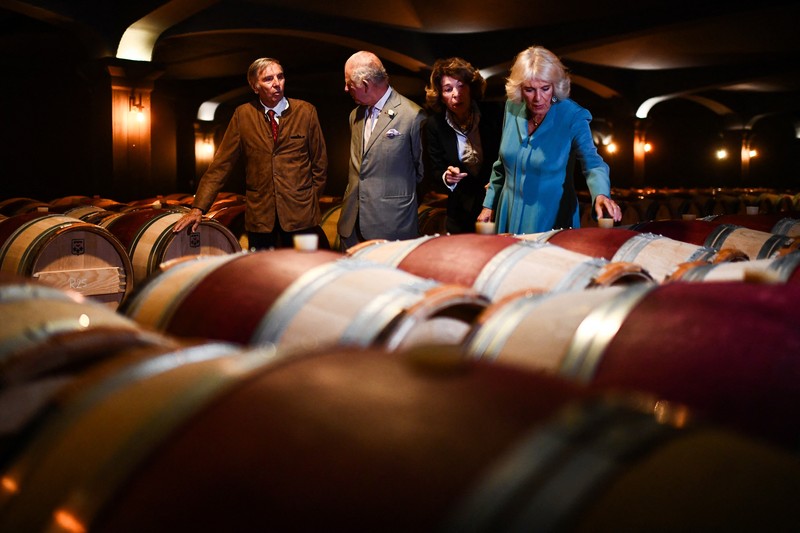 Kunjungan Ratu Camillia ke pabrik anggur 'chateaux' di Bordeaux, Rancis, Jumat (22/9/2023). (CHRISTOPHE ARCHAMBAULT/Pool via REUTERS) Kunjungan Ratu Camillia ke pabrik anggur 'chateaux' di Bordeaux, Rancis, Jumat (22/9/2023). (CHRISTOPHE ARCHAMBAULT/Pool via REUTERS)