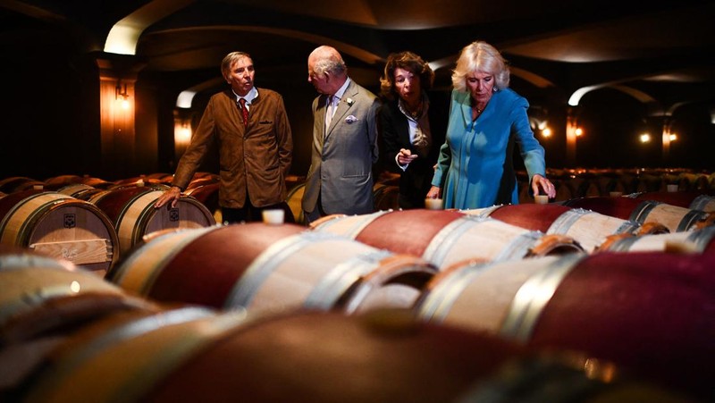 Kunjungan Ratu Camillia ke pabrik anggur 'chateaux' di Bordeaux, Rancis, Jumat (22/9/2023). (CHRISTOPHE ARCHAMBAULT/Pool via REUTERS)