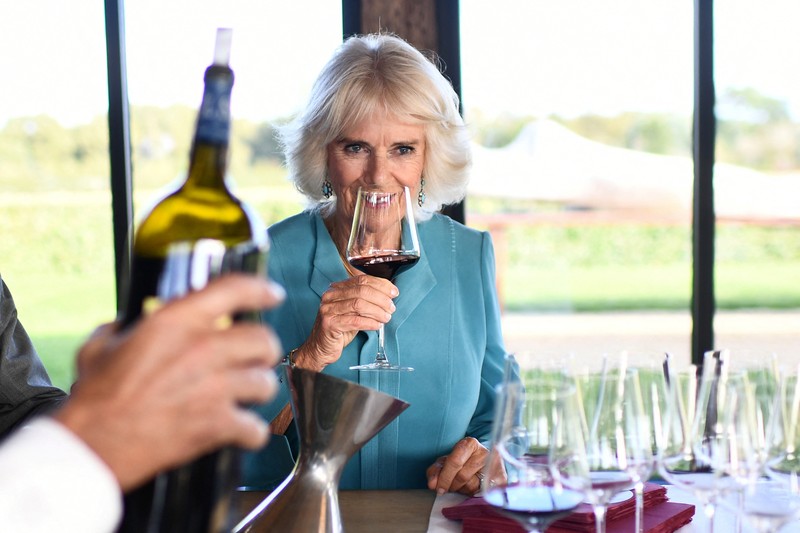 Kunjungan Ratu Camillia ke pabrik anggur 'chateaux' di Bordeaux, Rancis, Jumat (22/9/2023). (CHRISTOPHE ARCHAMBAULT/Pool via REUTERS) Kunjungan Ratu Camillia ke pabrik anggur 'chateaux' di Bordeaux, Rancis, Jumat (22/9/2023). (CHRISTOPHE ARCHAMBAULT/Pool via REUTERS)