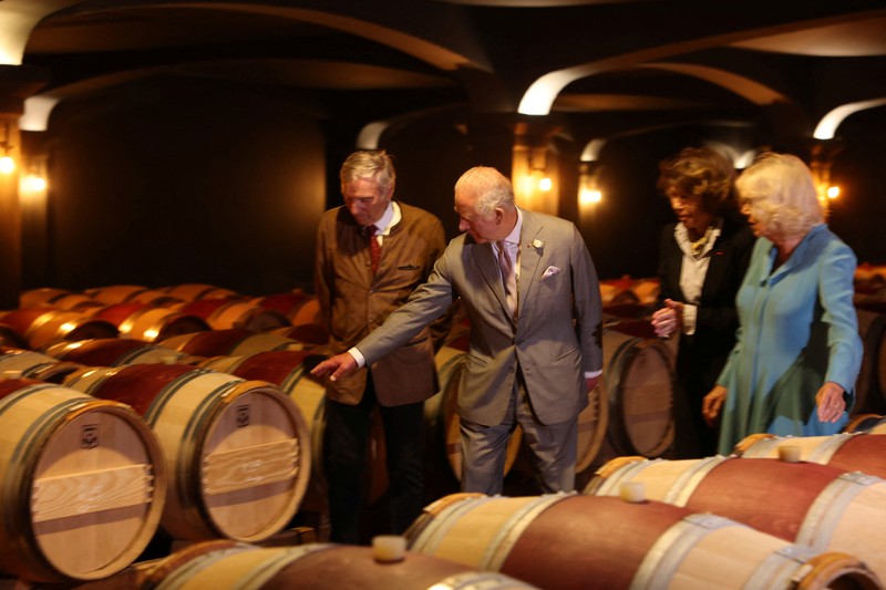 Kunjungan Ratu Camillia ke pabrik anggur 'chateaux' di Bordeaux, Rancis, Jumat (22/9/2023). (CHRISTOPHE ARCHAMBAULT/Pool via REUTERS) Kunjungan Ratu Camillia ke pabrik anggur 'chateaux' di Bordeaux, Rancis, Jumat (22/9/2023). (CHRISTOPHE ARCHAMBAULT/Pool via REUTERS)
