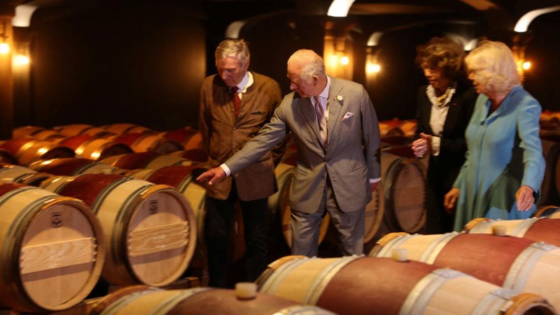 Kunjungan Ratu Camillia ke pabrik anggur 'chateaux' di Bordeaux, Rancis, Jumat (22/9/2023). (CHRISTOPHE ARCHAMBAULT/Pool via REUTERS)